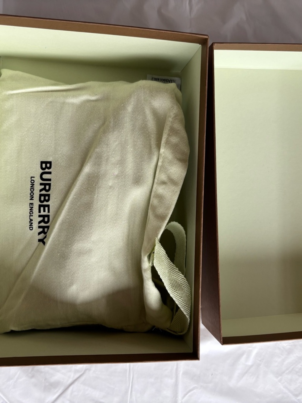 Burberry White and Black Logo Receipt from Ala Moana Store - Picture 6 of 9